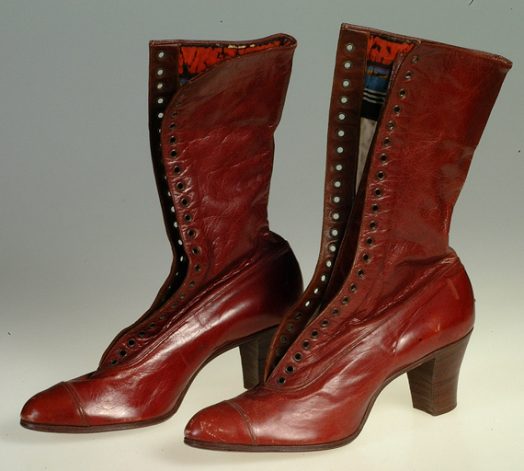 Bottines rouges en cuir, entre la fin 19e siècle et le début 20e siècle. Collection Écomusée de la Bintinais – Musée de Bretagne. Crédits : Écomusée de la Bintinais – Musée de Bretagne, Alain Amet, licence CC-BY.