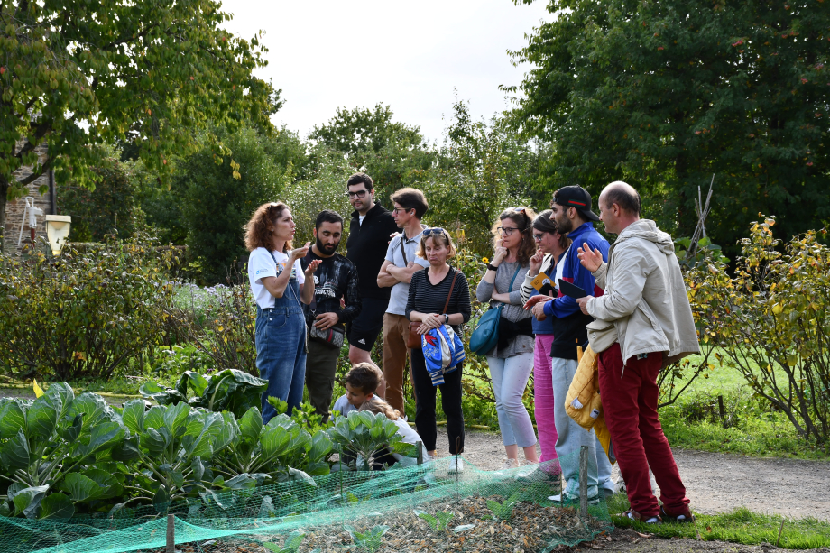 un groupe visite le potager de l'écomusée. C'est une visite en LSF.
