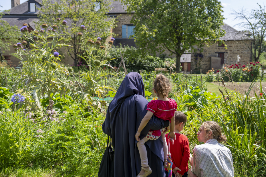 un groupe visite le potager de l'écomusée. Photographe : Arnaud Loubry.